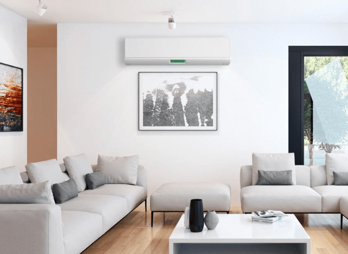 Salon moderne avec climatisation murale installée